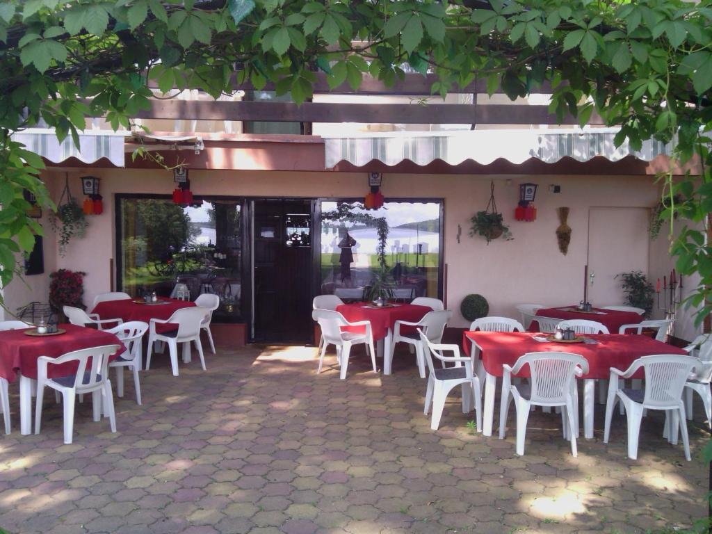 Monika Panzio Hotel Tata Exterior foto